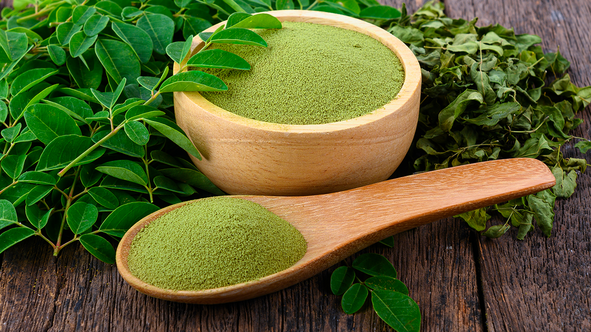 moringa-powder-wooden-bowl-fresh-dried